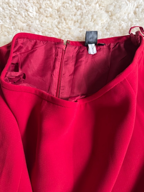 Classic pencil shape from Zara. Rich red tone with clean seaming. Smooth fabric - Picture 7 of 11